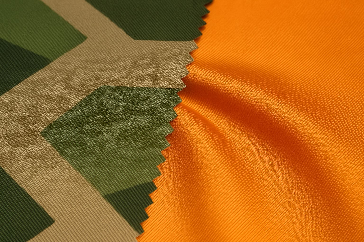 Close-up van roze en grijze sportstof, toont textuur en elasticiteit van de stof.